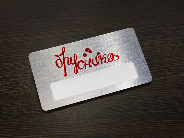 металлический бейдж с логотипом