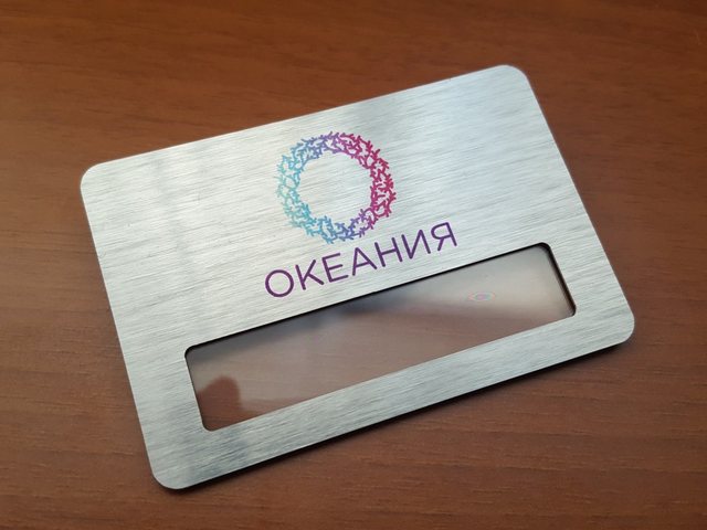 бейджик с логотипом и окном